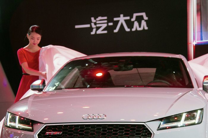 Két szék között esett a pad alá az Audi