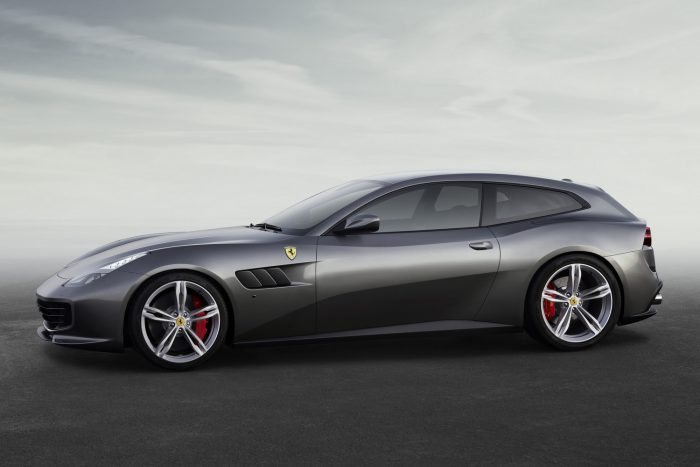 Ezek voltak az év legszebb autói 4 Az Aston Martin RB001, a Bugatti Chiron, a Ferrari GTC4 Lusso és a Porsche Panamera közül az olasz csődör győzött.