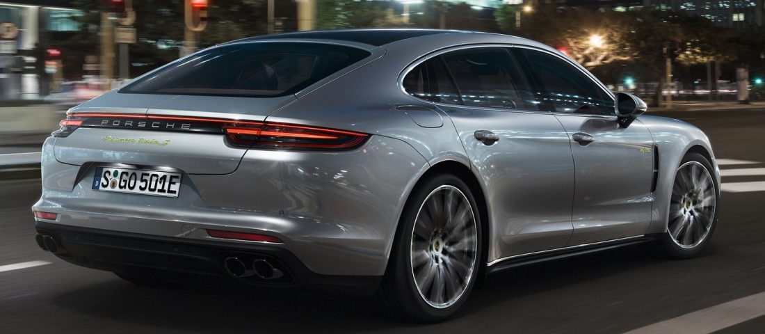 A legerősebb Porsche… egy hibrid szedán!