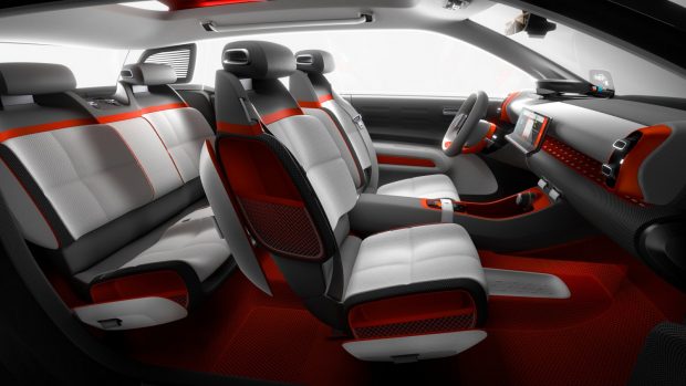 Citroën C-Aircross: városi crossover franciául 3 12 colos érintőképernyő, a hátsó ülésekig húzódó padlókonzol, világító korallszín padló.
