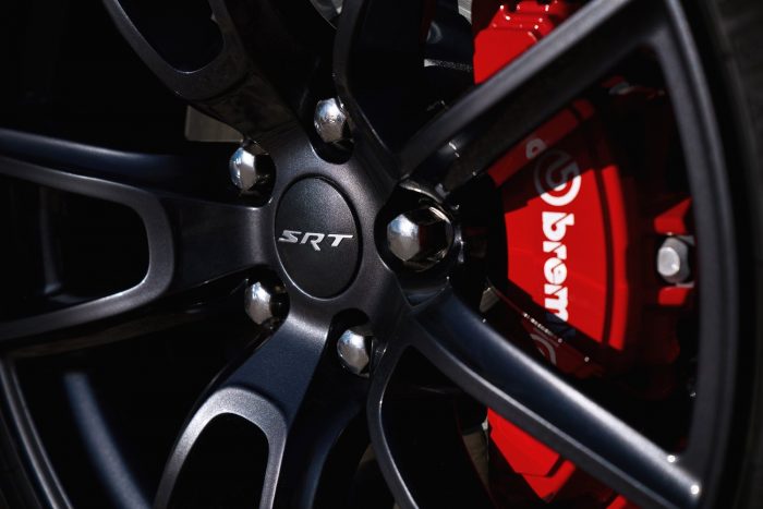 Dodge Durango SRT: versenytempó hat főre 6 Elöl hat-, hátul négydugattyús Brembók dolgoznak, az abroncsokat a Pirelli szállítja.
