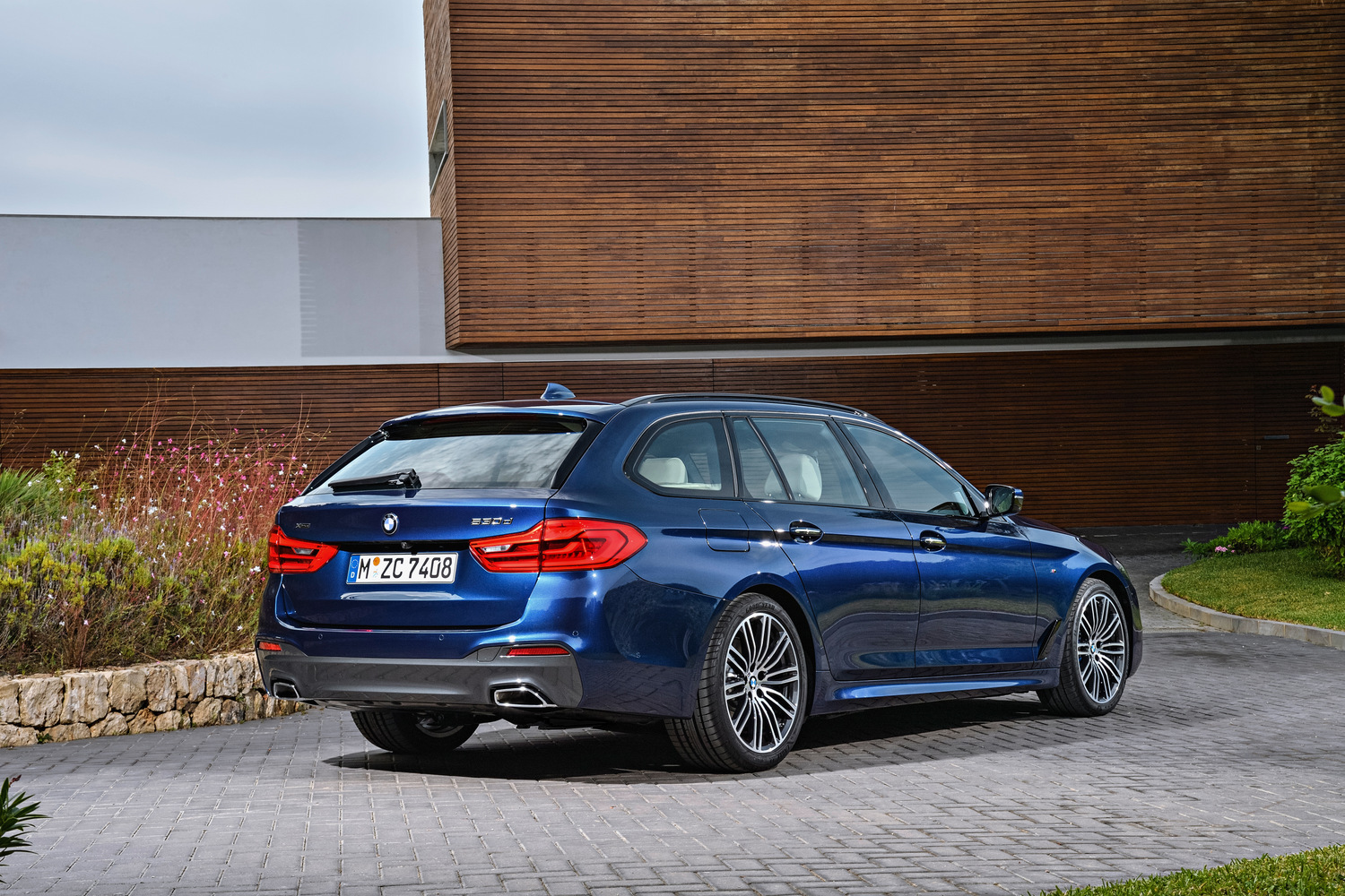 Megérkezett a BMW nagy kombija, az 5-ös Touring 26