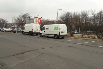 Nyolc parkolót foglalt el két furgon Győrben