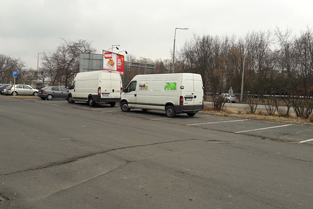 Nyolc parkolót foglalt el két furgon Győrben