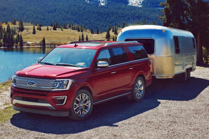 Ford Expedition: nagycsaládos felfedezőknek 6 Opciós a vontatmánnyal történő tolatást segítő rendszer. A manőverezést parkolóautomata, 360 fokos panoráma parkolókamera segíti.