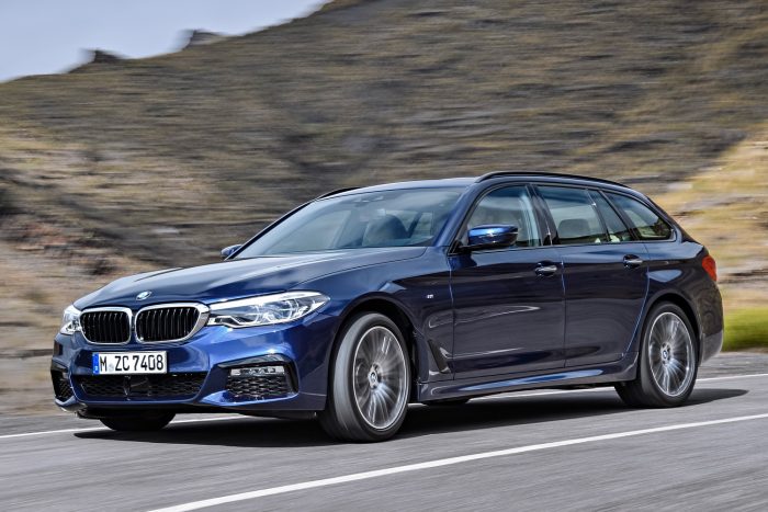 Megérkezett a BMW nagy kombija, az 5-ös Touring 6 A hasznos terhelhetőség mintegy 120 kilóval nőtt, kiviteltől függően 720-730 kg.
