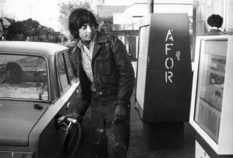 Csodás régi fotók: Manci néni és a benzinkút