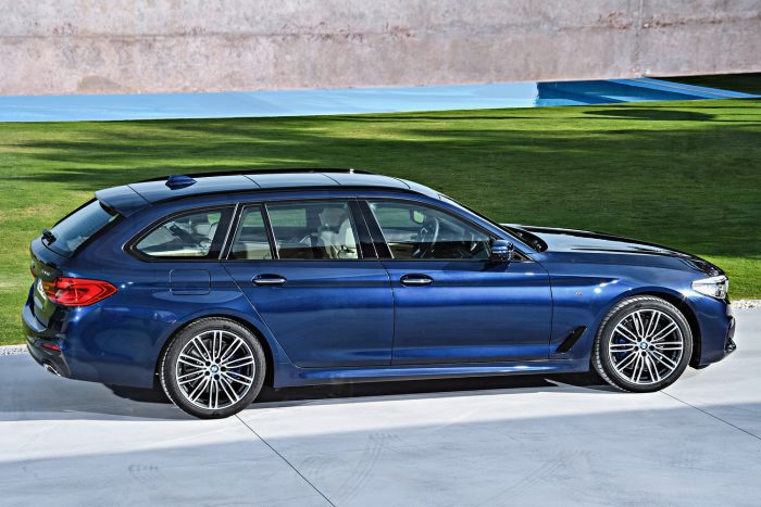 Megérkezett a BMW nagy kombija, az 5-ös Touring 11 BMW 520d Touring (190 LE, 400 Nm) – hatfokozatú kézi vagy nyolcfokozatú automata váltó, hátsókerék-hajtás 8,0 (7,8) mp 100 km/órára, 230 (225) km/óra végsebesség. Az átlagfogyasztás manuális váltóval 4,5-4,9, automatával 4,3-4,7 l/100km.