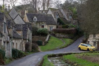 Aljas támadás a városcsúfító sárga autó ellen