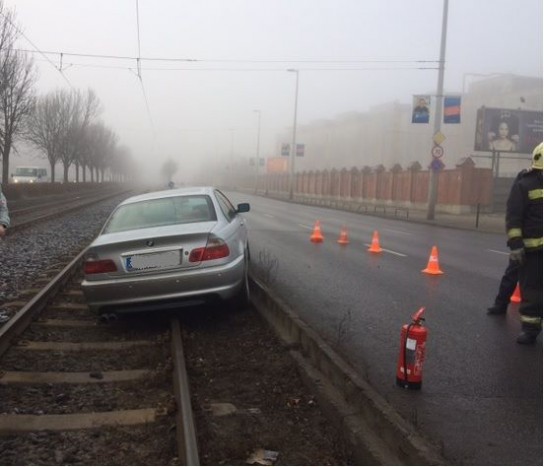 Villamossínekre csúszott egy BMW Budapesten