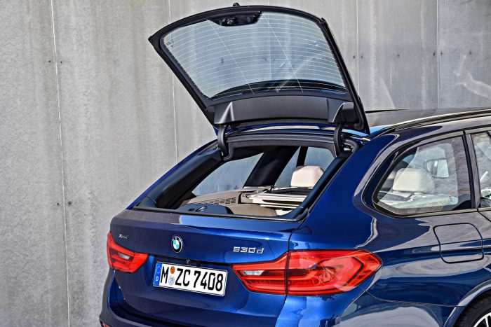 Megérkezett a BMW nagy kombija, az 5-ös Touring 1 A csomagtérajtó, ahogy számos futóműkomponens is, alumíniumból készül. A motoros mozgatáshoz akár gombot sem kell nyomni, a hátsó szélvédő külön felnyitható.