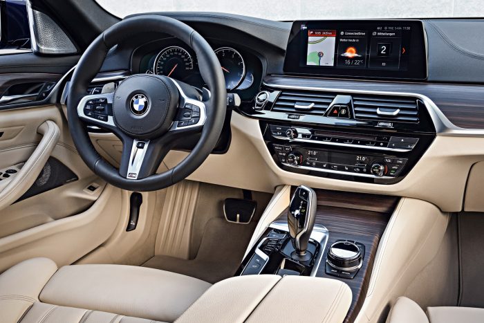 Megérkezett a BMW nagy kombija, az 5-ös Touring 13 10,25 colos központi monitor, az előző generációs modellnél 70 százalékkal nagyobb felületű head-up kijelző.
