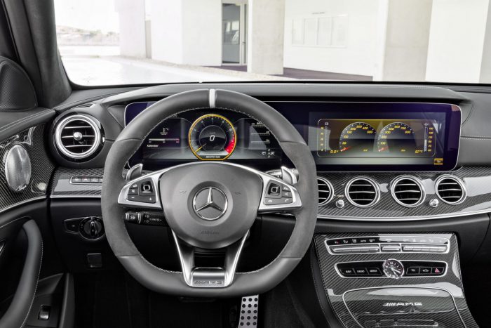 Izomból cipel rengeteg csomagot 5 Az alapkivitelű E 63 571 lóereje mellé 750 Nm nyomaték társul, viszont szélesebb, 2250–5000/perc tartományban. Egy tizeddel több kell neki százig, mint az izmosabb bátyónak, pedig 10 kilóval könnyebb annál.