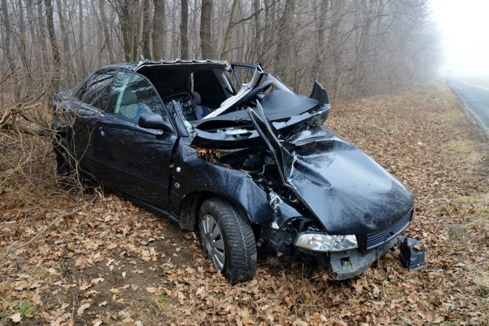 Fotókon a Kelédnél fának csapódott Audi