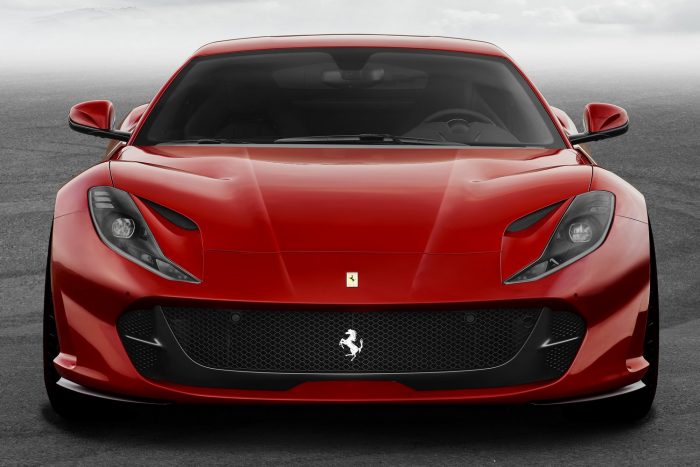 Ferrari 812 Superfast: elképesztő csúcsmodellel újít Modena 2 Ennek kulcsa a vadonatúj fejlesztésű, 6,5 literes, V12-es blokk, amely kerek 800 lóerőt (8500/percnél) és 718 Nm nyomatékot (7000/perc, de már 3500/perctől 570 Nm felett van a görbe) termel. Műszakilag 350 baros közvetlen befecskendezés és F1 ihletésű, változó szívórendszer segíti a motort, a duplakuplungos váltó az eddiginél is gyorsabban kapcsol.