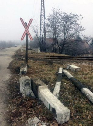 Ilyen vasúti átjáró is csak Magyarországon lehet 1 | Vezess 2