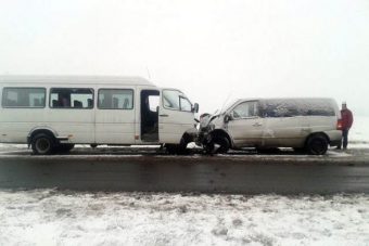 Két kisbusz ütközött, kilenc sérült - roncsderbi az utakon