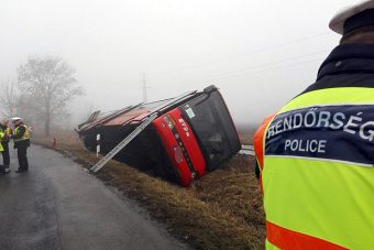 Fotókon a Kislángnál árokba borult busz, 17 sérült