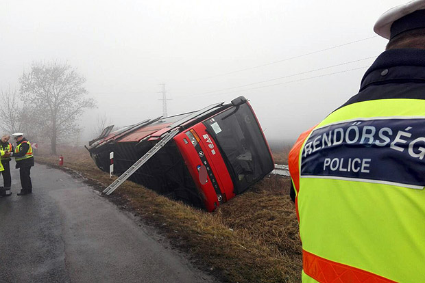 Fotókon a Kislángnál árokba borult busz, 17 sérült