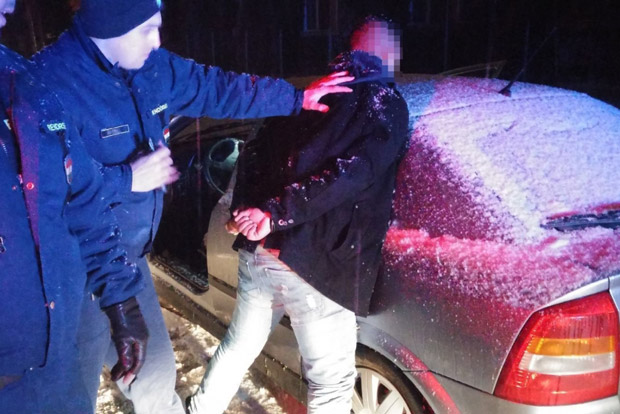 Késsel rabolt autót, pár perc alatt elfogták