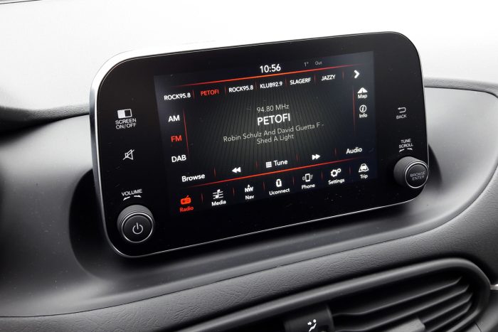 Megjött a Fiat családi kombija 4 Könnyen kezelhető a csúcsmodellhez járó fejegység