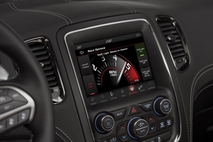 Dodge Durango SRT: versenytempó hat főre 4 Bár a Durango SRT összkerékhajtású, Track (versenypálya) üzemmódban a nyomaték 70 százaléka a hátsó tengelyre jut.