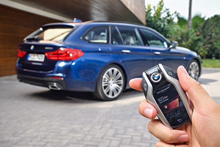 Megérkezett a BMW nagy kombija, az 5-ös Touring 14 Aktív forgalomkövetés sebesség- és iránykorrekciókkal sétatempótól 210 km/óráig, okostelefonos integráció, mobiltelefonon megjeleníthető panoráma környezeti kép. Távvezérelt parkolás, automatikus parkolóhely foglalás és díjfizetés.