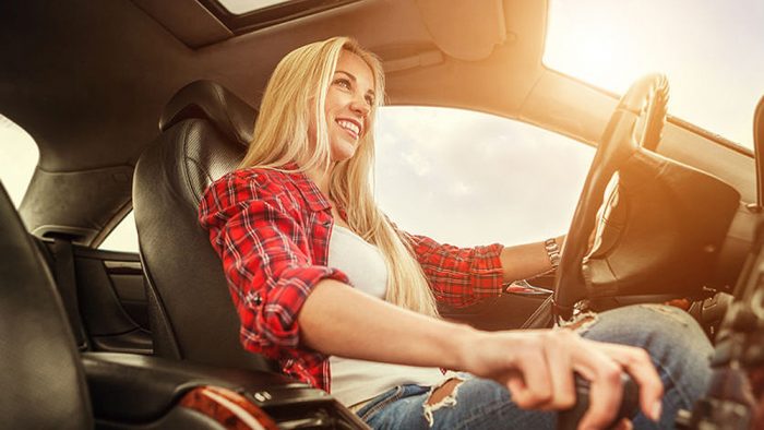 Hogyan maradjunk frissek? 1 | Vezess 42564002 - young woman drive a car