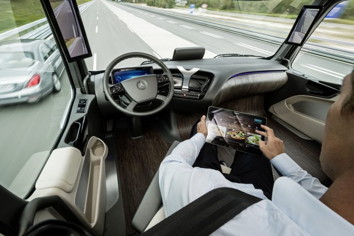 A Mercedes is beszáll az Uber robotautó-projektjébe 1 A Daimler nem csak személyautók, de buszok és teherjárművek önjárósításával is foglalkozik.