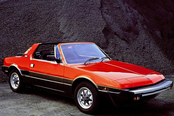 Top 10: nyitható tetejű, de nem kabrió, mi az? 2 3, A Fiat X1/9 targateteje az elülső csomagtérben kialakított fészekbe kerülhetett. Igen, elülső, mert a középmotoros kis sportkocsinak két csomagtere is volt