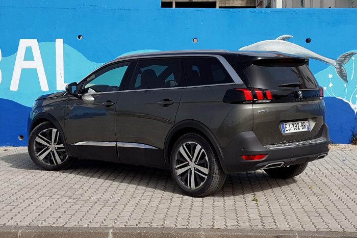 Prémium Peugeot? Már majdnem igen! 5 Nem terepjáró, a 19 fokos első, és a 28 fokos hátsó dőlésszög ellenére kizárólag elsőkerék-hajtással készül. A drágább változatokhoz Advanced Grip Control néven létezik az első kerekek tapadásvesztését laza talajon akadályozó rendszer. Mentem ilyenen úton, de gödrös volt, amihez viszont túl kemény az 5008 hagyományos futóműve
