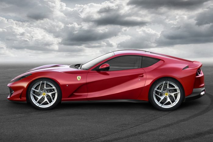 Ferrari 812 Superfast: elképesztő csúcsmodellel újít Modena 3 Az irányváltások precizitásáról és gyorsaságáról összkerék-kormányzás (a Ferrari szóhasználatával élve virtuális rövid tengelytáv) és a márkánál korábban soha nem alkalmazott elektromos szervokormány gondoskodik.