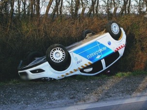Felborult egy rendőrautó, egy ember életét vesztette, hárman megsérültek