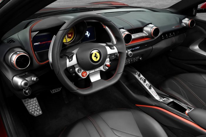 Ferrari 812 Superfast: elképesztő csúcsmodellel újít Modena 5 A belső tér még sportosabb, még radikálisabb lett; lebegni látszó elemek teremtenek elegáns versenyhangulatot. Az ülések még sportosabbak, még ergonomikusabbak, és vadonatúj a kezelőfelület, beleértve a kormánykereket, a műszeregységet, a médiaközpontot és a klímaszabályozást.