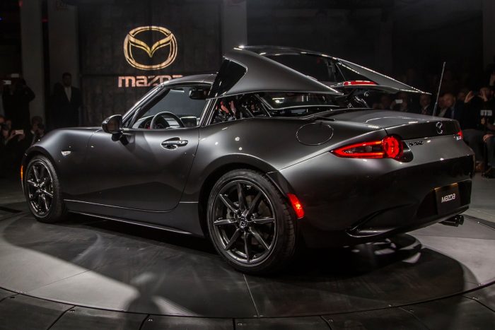 Top 10: nyitható tetejű, de nem kabrió, mi az? 4 5, Friss, ropogós újdonság a témában a Mazda MX-5 RF, motorosan eltüntethető targatetejével, de inkább csak a biztonságérzet látszatát, mint valódi merevítést jelentő áthidaló elemével