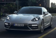 A legerősebb Porsche… egy hibrid szedán! 11