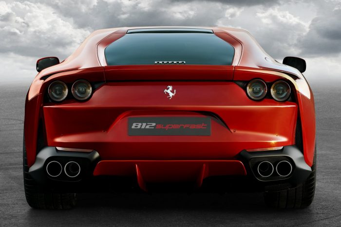 Ferrari 812 Superfast: elképesztő csúcsmodellel újít Modena 4 A túlretusált gyári fotókon nem érvényesül az a Rosso Settanta árnyalat, amelyet újonnan fejlesztettek ki az autóhoz.