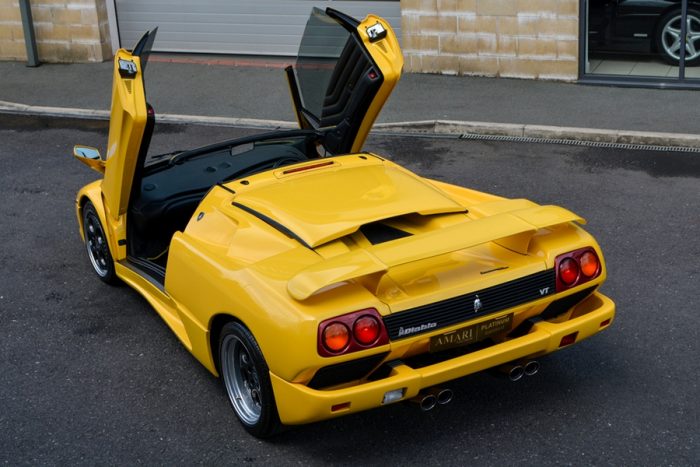 Top 10: nyitható tetejű, de nem kabrió, mi az? 5 6, Az 1995-ös Lamborghini Diablo Roadster lekapott tetejét kívülről lehetett a motorháztetőre rögzíteni, igazán elmés és különleges megoldás