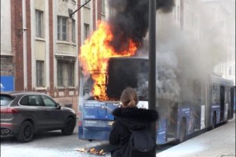 Fotón a Széll Kálmán téren lángoló busz