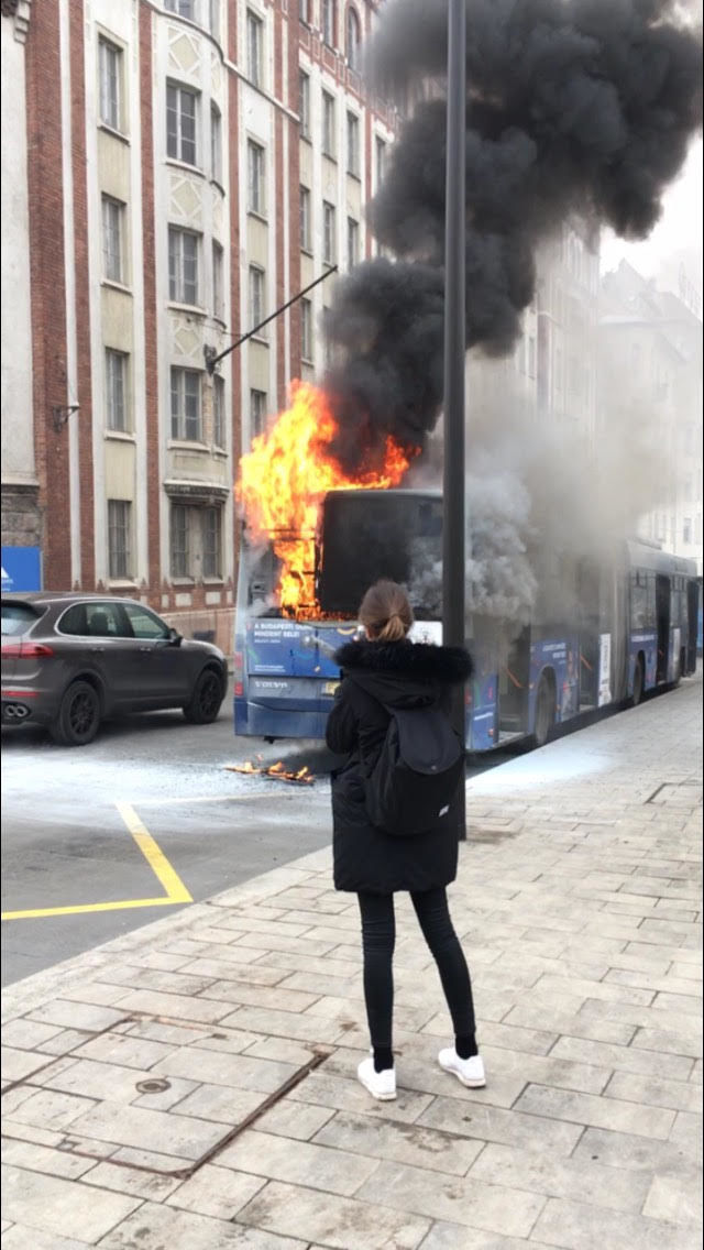 Fotón a Széll Kálmán téren lángoló busz 1 6yTuoBA0hmpNAKIKs