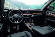 Alfa Stelvio:  SUV, ami sportkocsinak képzeli magát 27