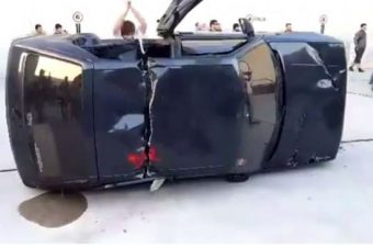 Videón, ahogy baltával vágnak ketté autókat