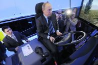 Putyin a volán mögött, és élvezi 2