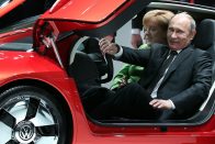 Putyin a volán mögött, és élvezi 13
