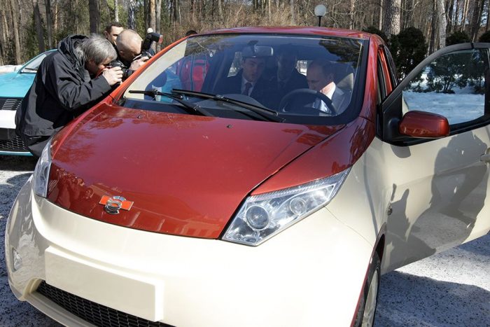 Putyin a volán mögött, és élvezi 9