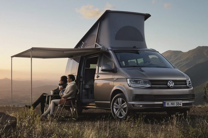 Top 10: nyitható tetejű, de nem kabrió, mi az? 7 8, Na jó, ez a tető nem úgy nyitható, de a Volkswagen Transporter hagyományosan kínálja ezt a nagyon jópofa megoldást a kempingezős kisbuszokhoz
