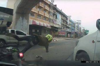 Két agybeteg autós majdnem megölte a motorost