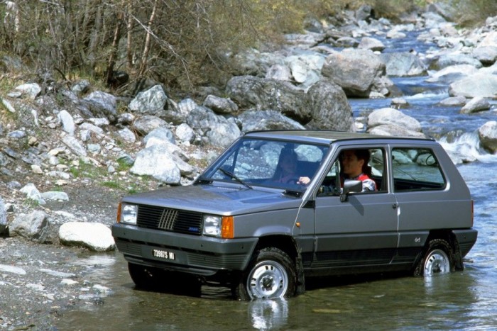 TOP 10: Olcsó összkerekes verdák a téli szezonra 11 Fiat Panda 4x4 - Az apró olasz 740 kilogrammos tömege, és 2,16 méteres tengelytávja segített legyőzni a természet vad kihívásait, de a számoknál fontosabb, hogy hamisítatlan olasz lelke van a gépnek.
750-es és 903 köbcentis motorokkal volt kapható, majd a modellfrissítéssel kijött az egyliteres FIRE, illetve az 1,1-es FIRE motor. A 903 köbcentis és a nagyobb négyhengeres benzinesek mindegyike ajánlható.A Fiat Panda egészen 2003-ig készült, amikor bemutatkozott a második generáció.