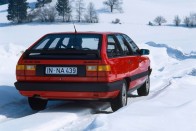 AUDI 100 QUATTRO- Még a legendás, állandó mechanikus összkerékhajtással, ami strapabíróbb, mint kuplungos társa. 

A C3 és az 1990-től gyártott C4-es széria 2,2-2,3 literes szívó benzines verzióit érdemes keresni, igazi tökös öthengeres hanggal 8-12 literes fogyasztással. Ha nincs klasszikus, horganyzott rozsdavédelemmel ellátott nagy szivar, a kocka 90-es vagy 80-as quattro, jelenthet némi vigaszt. Az élmény és a megbízhatóság hasonló, csak ezek kisebb, kevésbé kényelmes modellek.