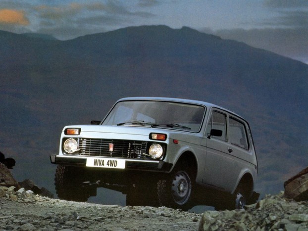 TOP 10: Olcsó összkerekes verdák a téli szezonra 9 Lada Niva - Az egymillió forint alatti ársáv uralkodó típusa a Lada Niva. Valószínűleg senkinek sem kell bemutatni, aki tényleg nehéz terepre, erdei utakra, vadászathoz, határszemlére keres olcsó megoldást, még mindig számíthat a Nivára.
Az 1976-tól napjainkig gyártott Niva volt az első önhordó karosszériás terepjáró állandó összkerékhajtással, nem számottevő, Peugeot-eredetű 1,9-es dízel mellett az autót leginkább az 1600-as benzines motorral gyártották, míg 1995-ben egy kisebb modellfrissítésen ment át. Ekkor kapott függőleges hátsó lámpákat és közvetlen befecskendezésű 1,7 literes motort.
Több mint száz eladó darab kínálja magát a piacon, a legvegyesebb állapotban és árakon, kétszáezer forintos roncstól a szinte szalonállapotú kétmilliósig.